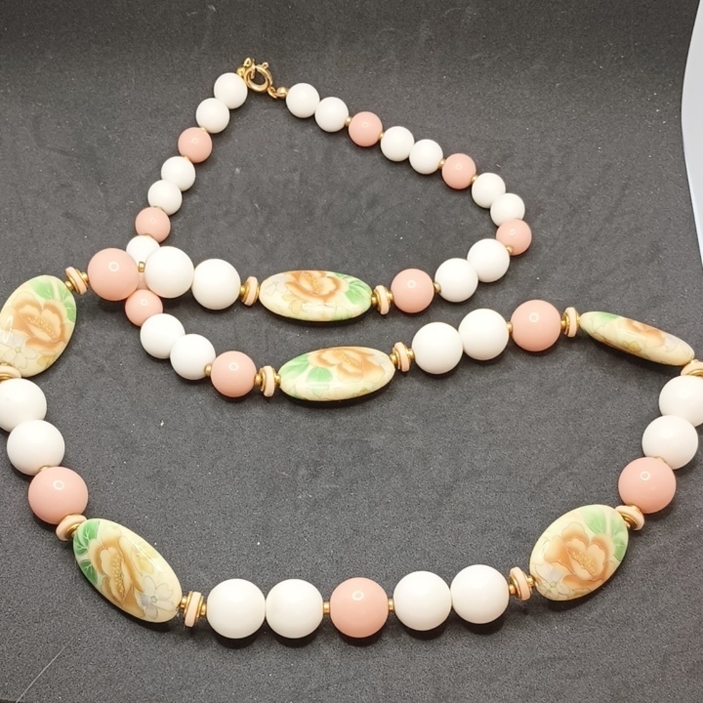 Elegant Floral Beaded Necklace